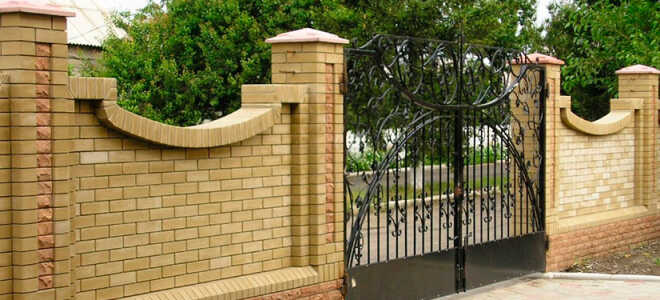 Фундамент под кирпичный забор: виды и процесс возведения