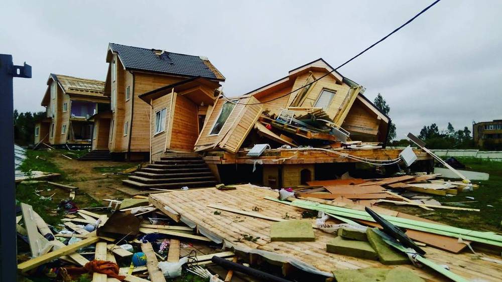 Сломанный каркасный дом
