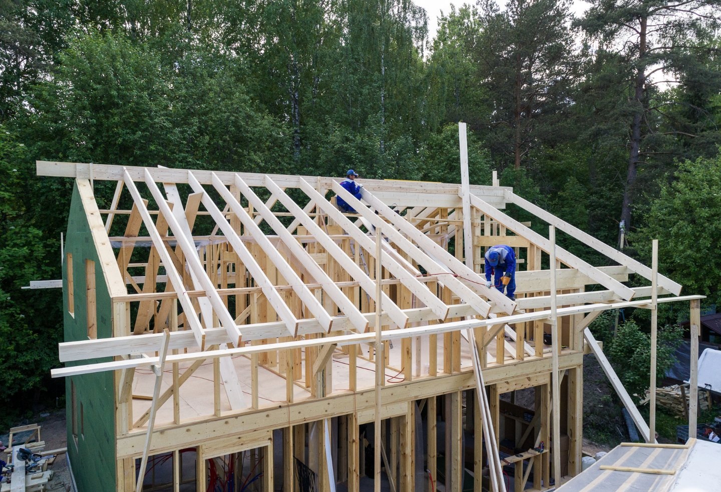 Монтаж стропил каркасного дома