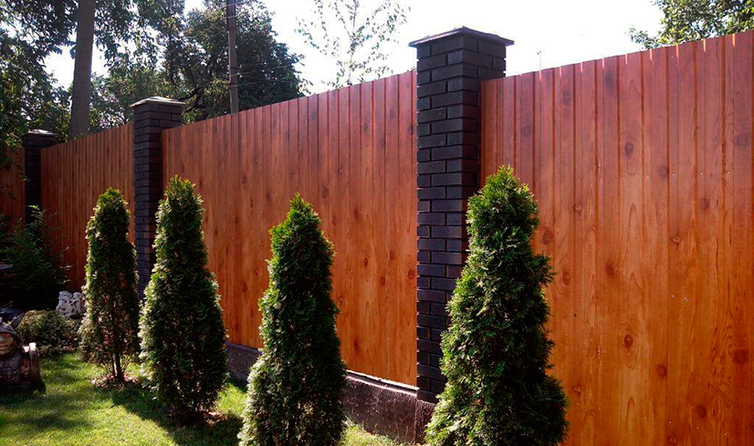 Установка забора из профнастила: инструкция и советы